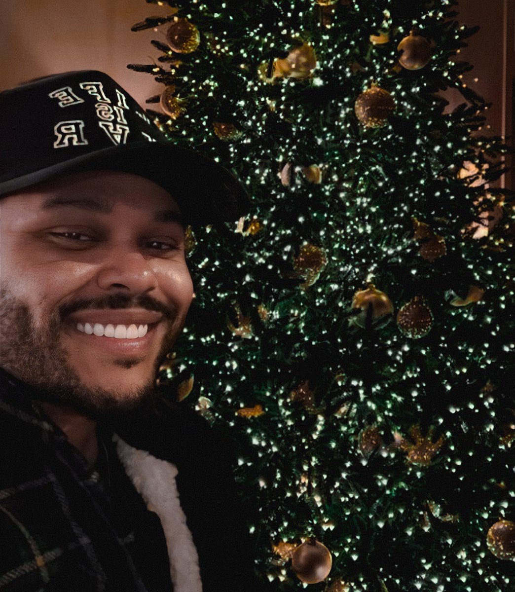 madnssxo's tweet photo. merry christmas 🎄✨ https://t.co/4mCBDBel15