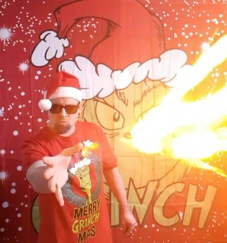 DrJayForPM's tweet photo. Have an explosive Grinchmas!!

#christmas #xmas #grinch https://t.co/NY8XxuYYlx