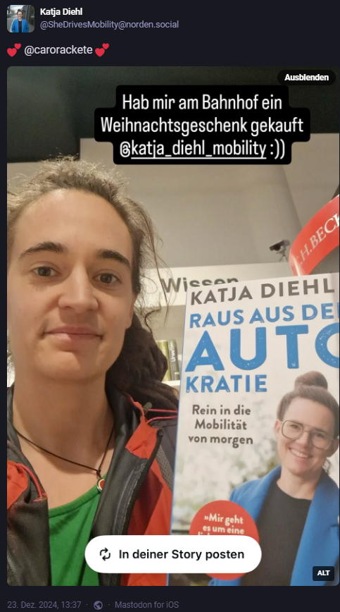 ebonyplusalki's tweet photo. Ich glaube, @CaroRackete hat sich einen #LadyShaver am Bahnhof gekauft 🤔 https://t.co/zFxwmRlesY