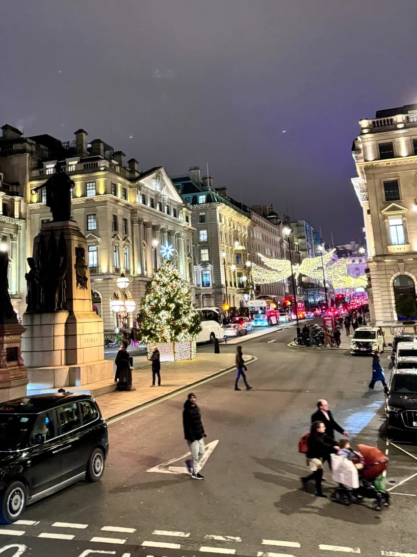 Walking through London’s Christmas lights like a holiday dream.🥰