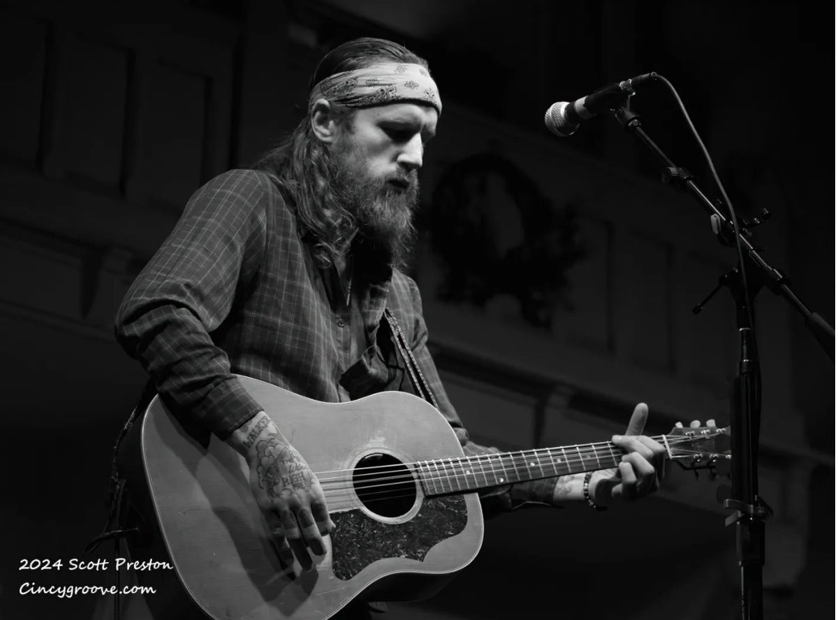 Strong holiday vibes at <a href="/SGHRevival/">The SGH Revival</a> in Newport, KY this past Friday with my pal <a href="/dallasmoore/">Dallas Moore</a> 

📸: <a href="/cincygroove/">Cincy Groove</a>