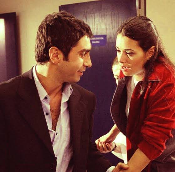 Sen Viyana’dan güzelsin,
Ben Osmanlı’dan inatçı.