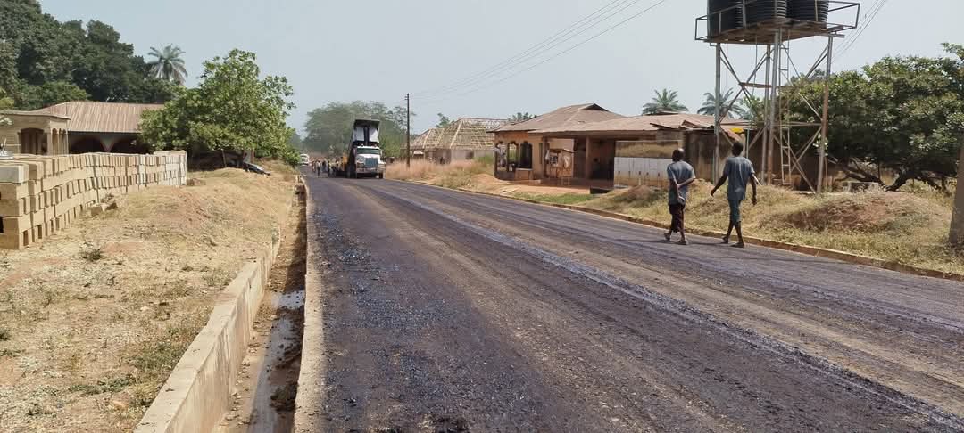 McWINGER_A01's tweet photo. Construction 🚧 Updates 🚧

ongoing laying of Asphalt in Ika Orangun Road construction to Orita Court Ejigbo LG Osun State Nigeria, Constructed by Asiwaju Gov Ademola Adeleke 💯💯💯

May Asiwaju Gov Ademola Adeleke succed 🙏

#ImoleIsWorking 
#imolenization https://t.co/HTsqrDM5eg