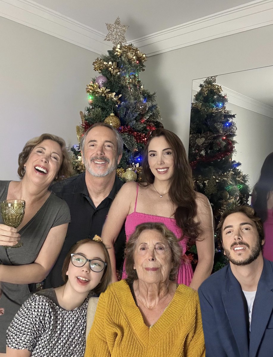 jedinizm's tweet image. Para manter a tradição natalina! Feliz Natal, pessoal! 😘