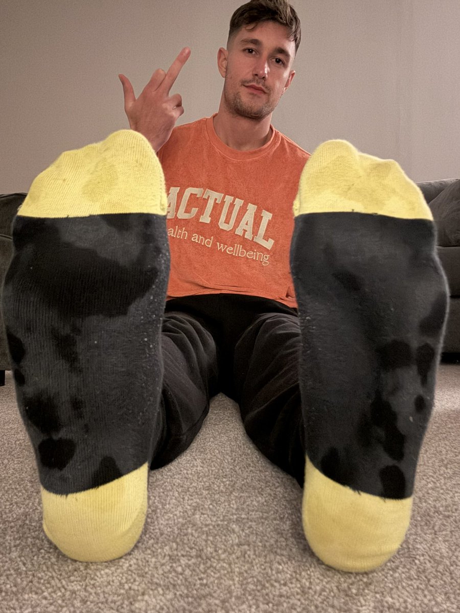AlphaMatty1's tweet photo. Look at the sweat coming off my socks boys. 

Imagine me squeezing them, letting my alpha stench drip into your mouth. 

Makes you weak eh? https://t.co/pzh8NCrfpI