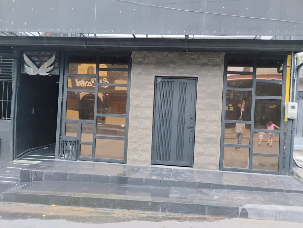 fquiroga33's tweet photo. @eaavesp Se presenta fuga de agua limpia desde hace varios días en el barrio 7 de agosto, Carrera 41 con calle 26c, en una de las discotecas del sector. @NoticiasRCN @NoticiasCaracol https://t.co/I5XxE7HA4t