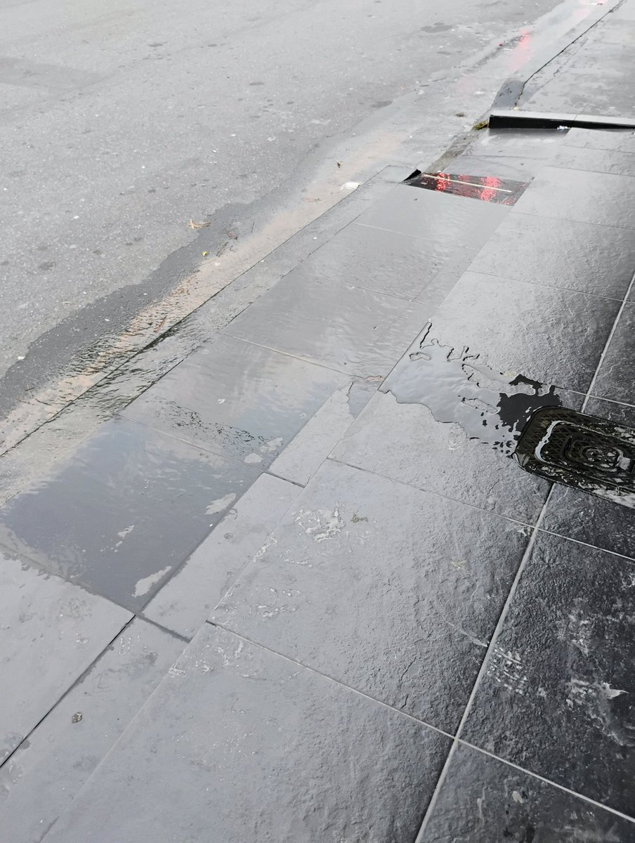 fquiroga33's tweet photo. @eaavesp Se presenta fuga de agua limpia desde hace varios días en el barrio 7 de agosto, Carrera 41 con calle 26c, en una de las discotecas del sector. @NoticiasRCN @NoticiasCaracol https://t.co/I5XxE7HA4t