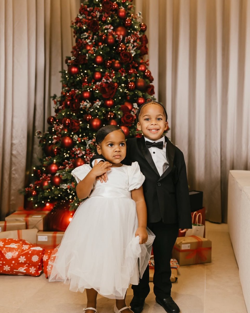 TheTropixs's tweet photo. Merry Christmas from Raheem Sterling and his beautiful family 🎄🎁 ❤️ https://t.co/Lv7F9zS51Z