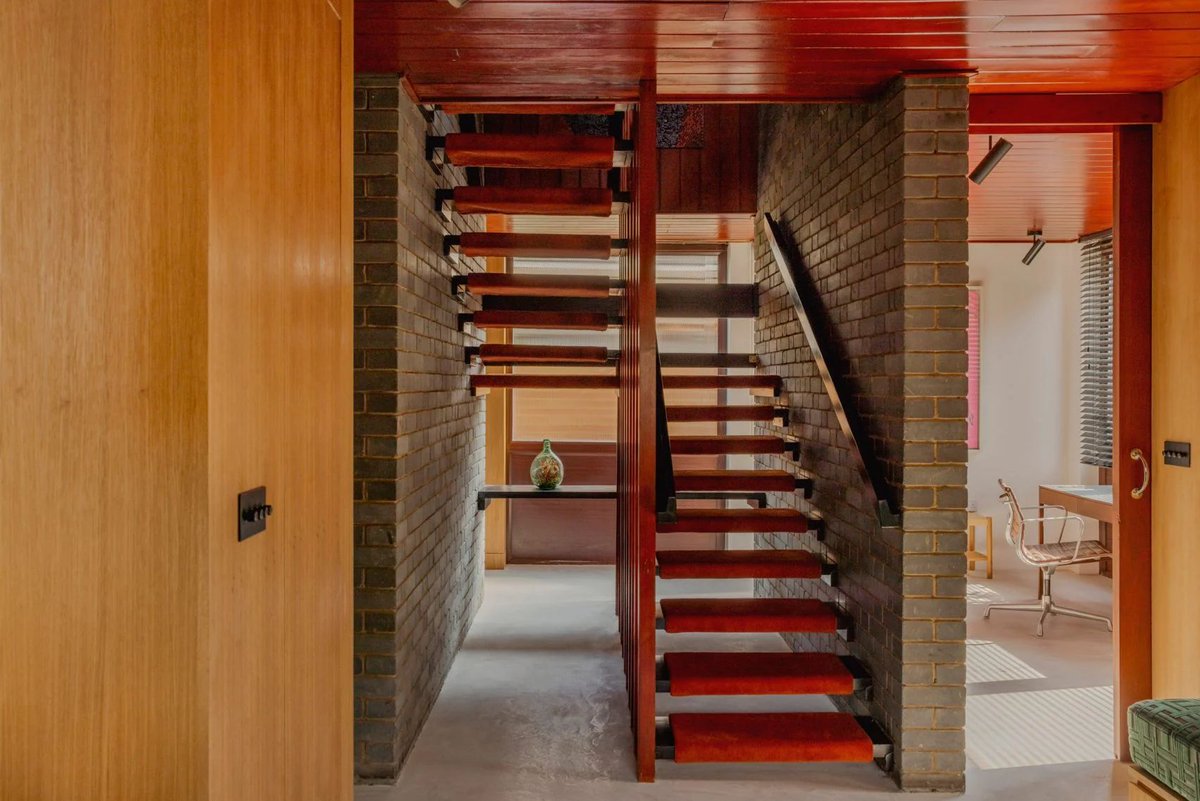 dezeen's tweet photo. Mid-century Zero House in London imbued with "Kubrick feel":
https://t.co/RSWX5Rp5OM https://t.co/wvFmxp2570