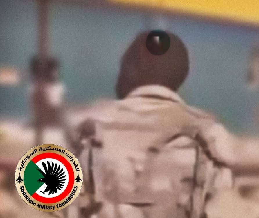 Sudanesearmy1's tweet photo. ـ من يرفع السلاح ضد الدولة دون إدراك لحجم قوتها ستذكره الرصاصة في الميدان بحجم حماقة قراره , القناص الذي أصاب بيتر يمثل قوة الدولة الممتدة ,كما أن الرصاصة أخبرت "بيتر" أن الأرض ليست له وأنه لايمكن أن يمثل عائقا لتقدم قواتنا.

الأدمن:#حــرب https://t.co/W6dyJARV1y