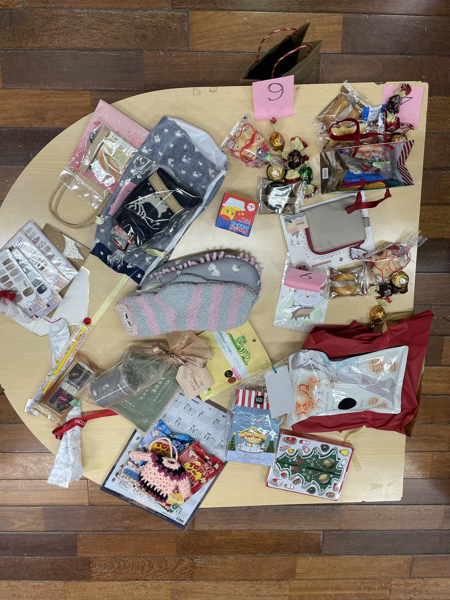 UKULELE_SALON's tweet photo. 今年最後の練習会はクリスマスイブに開催されました。

恒例になってきたプレゼント交換でとても盛り上がりました！

今年もあと少し、また来年も楽しくウクレレを弾いていきましょう！ https://t.co/UYyApDeQON