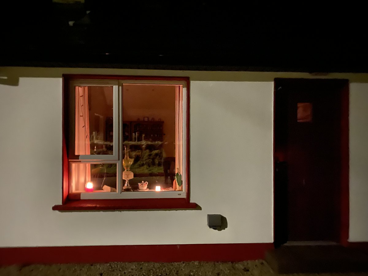 Go raibh Nollaig mhór, mhaith agaibh, a chairde.