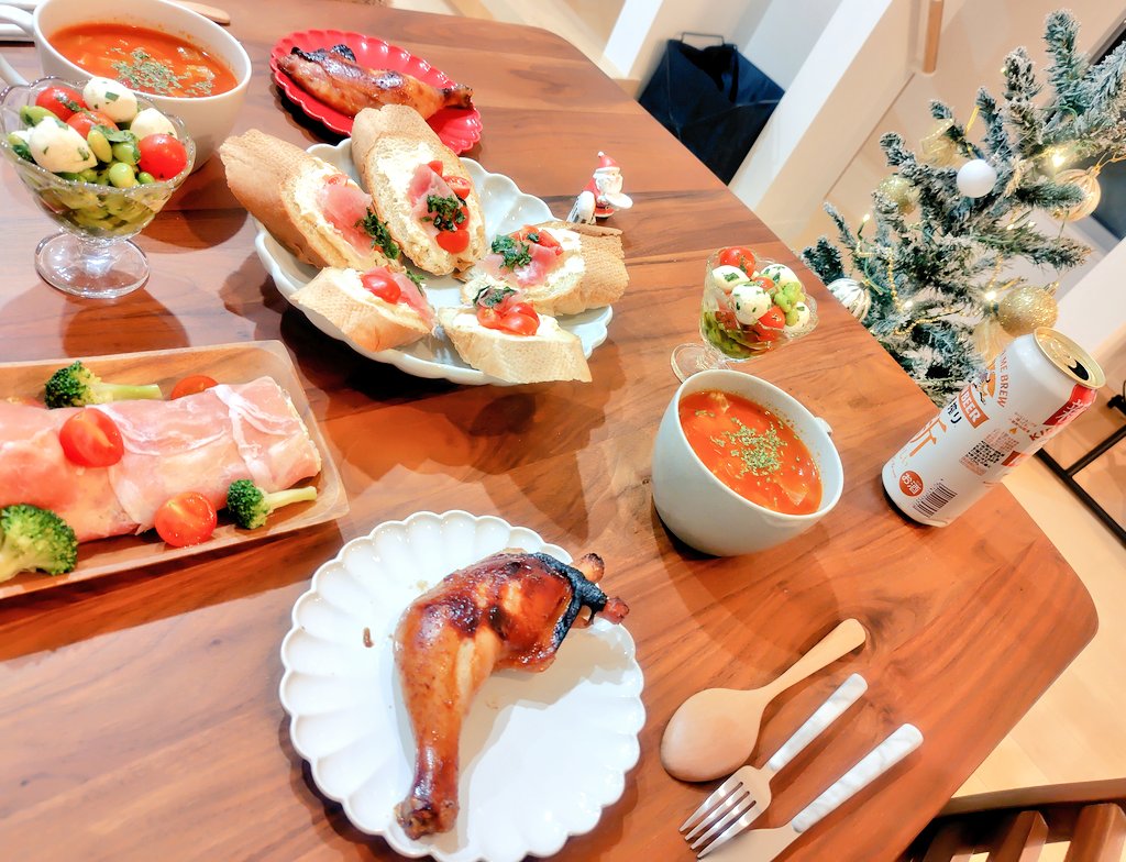 精一杯のXmasっぽい料理
メリクリです〜🎄
#ほぼミニトマトでごまかす
#缶ビール