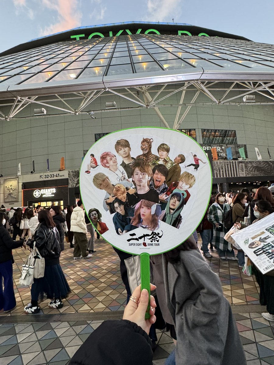 3u4dog's tweet photo. 絶対完成しないと思ってた未完成うちわが無事完成しました✨️
私の青春全部詰まったライブ最高すぎて笑って泣いてって感じで語彙力無くなるくらい楽しかった( ߹ᯅ߹ ) https://t.co/D5djW775RH