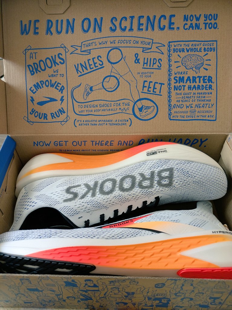 yakkuma_jp's tweet image. サンタさん🎅ありがとう🥹←
#BROOKS 
#brooksrunning
#HyperionMax2 
#runhappy 🍀
#MerryChristmas