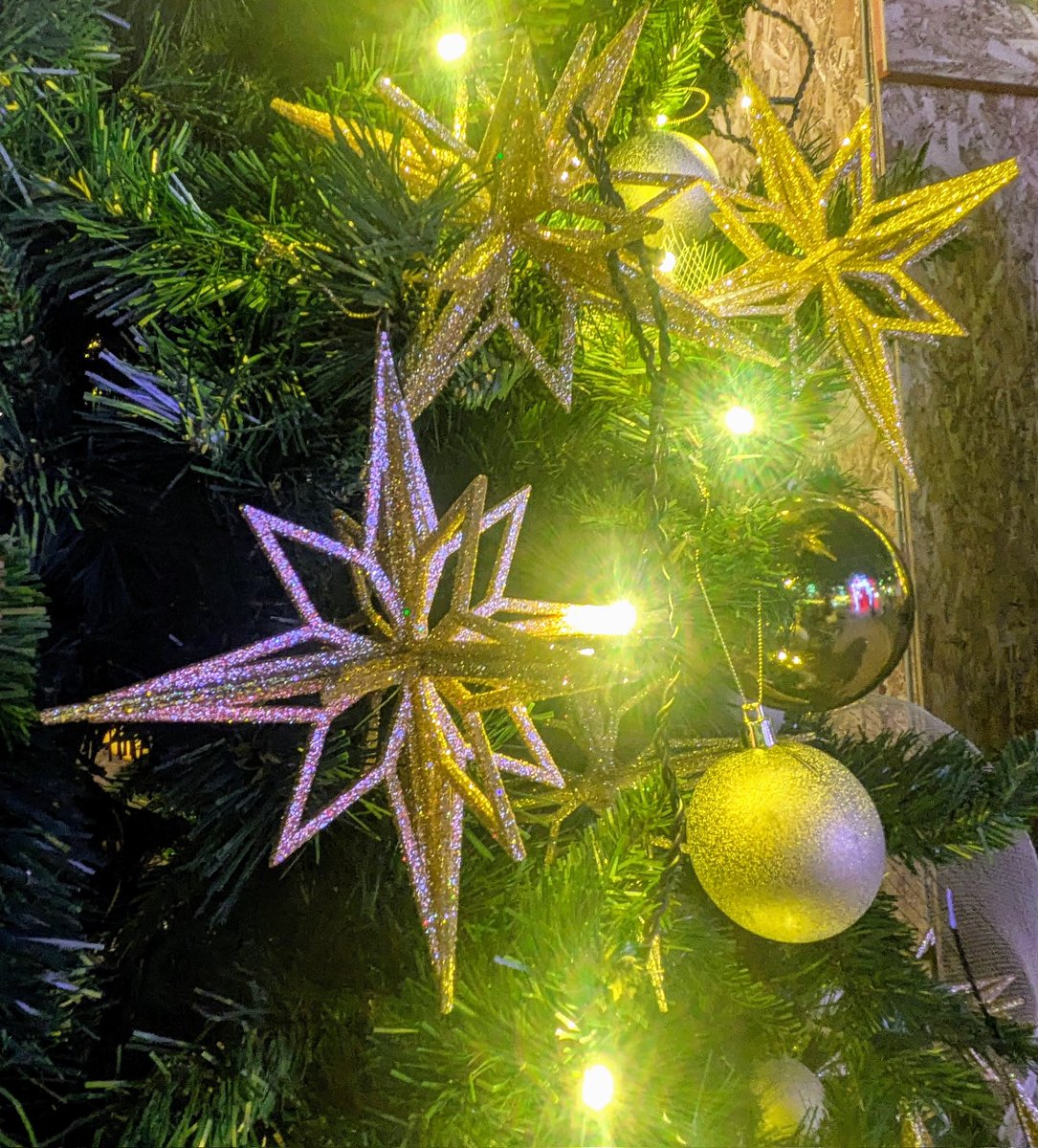 caramelnonchan's tweet photo. 広島ゲートパークプラザの
クリスマスマーケット🎄
牡蠣のあったかグルメや
折り鶴体験など広島らしさがいっぱい
スカイランタンもあるそう！
見てみたいな〜✨️
本日最終日(チケット必要)
#HITひろしま観光大使 https://t.co/7CBSAgKn5s