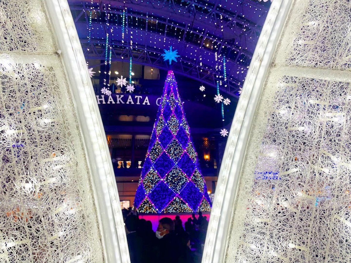 hiro_sas's tweet photo. 【Merry Christmas🎄】

博多駅前イルミネーション✨

寒い夜に集まる
大勢の人たちの笑顔♪

皆様も良いクリスマス🎄を
お過ごしください✨✨

#福岡市
#博多駅
#イルミ���ーション
#メリークリスマス
#fukuokaprefecture
#fukuokacity 
#merrychristmas 
#hakatastation
#illumination https://t.co/2yvtezYHg1