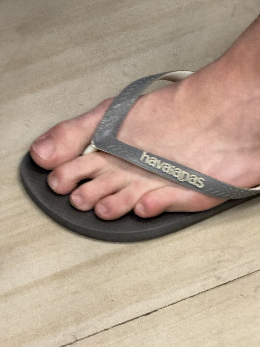 AFlipFlopGuy's tweet photo. Flip flop weather here means no White Christmas this year. 
#alphafeet #malefeet
#gay #gayfeet
#footfetish #feetpics
#soles #mensfeet
#footworship #barefeet #gaymensfeet #malefeet #footdom #feetdom #FeetPictures #feetpic #feetcontent #toes #publicfeet #feetpic #flipflops #feet https://t.co/fr2FMGmzCv