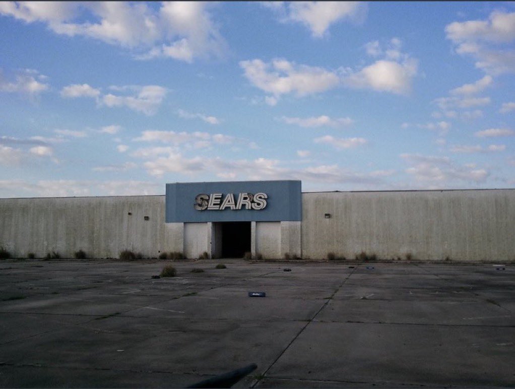 SearsStores's tweet photo. All Sears Canada locations are officially closed for the Holidays. They will not reopen. https://t.co/9ckE5j2Mnv
