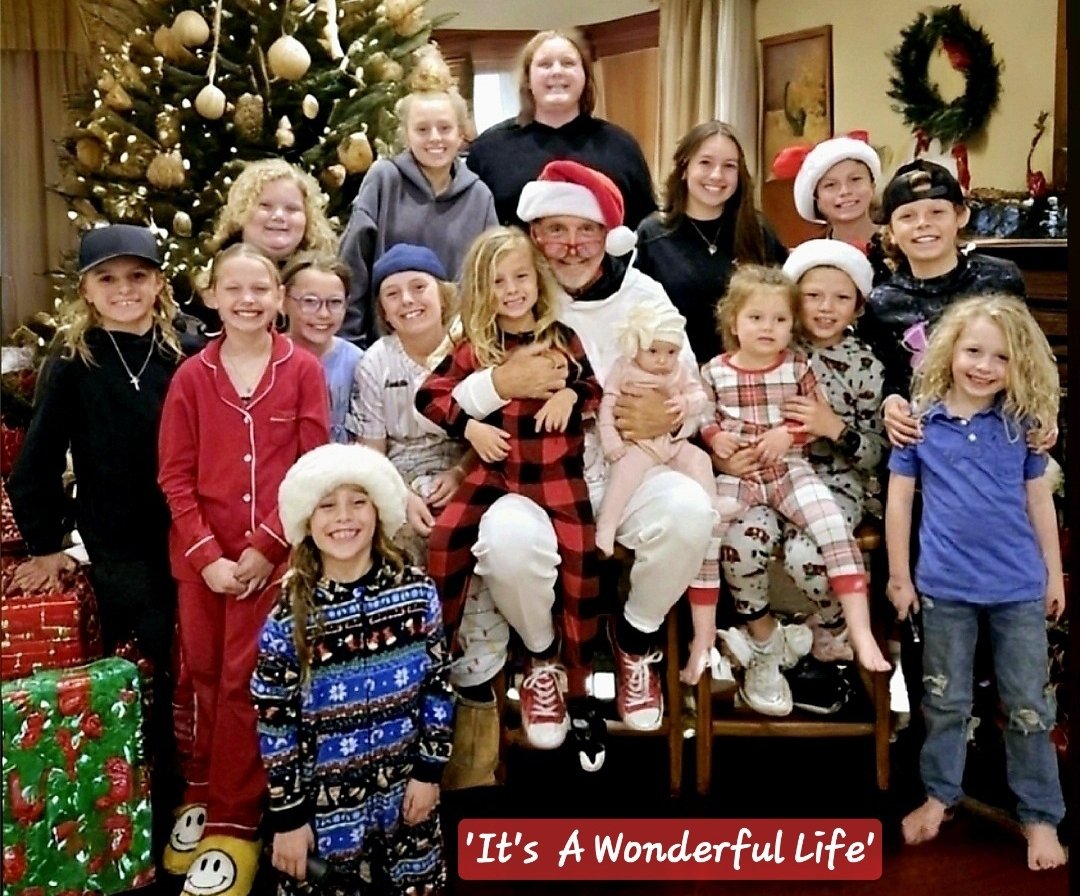 69jarhead's tweet photo. My Sixteen Grandkids
'It's A Wonderful Life'
MERRY ❤️ CHRISTMAS 
https://t.co/rB94KMSnwQ https://t.co/gPUIyHbp8x