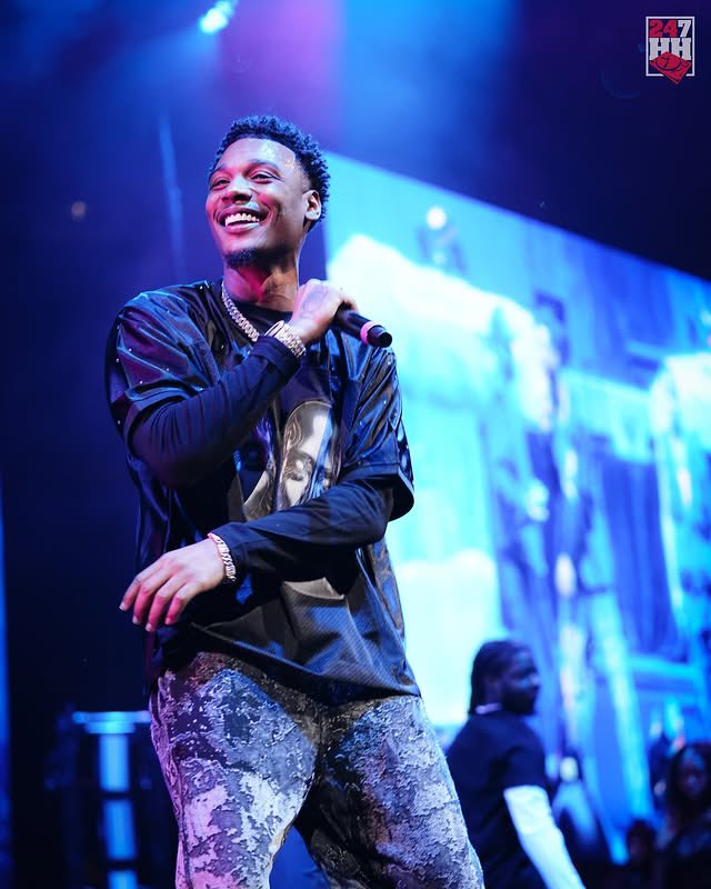 gernee1998's tweet photo. Merry Christmas Eve #TeamMoney™️ This smiles makes everything light up! To 👀 King MoneyⓂ️ smile is absolutely  Amazing 😍😍🧡🧡

I am singing 
You ain't gotta question this shawty I am gone always ride out
Even when we passionate  Shawty  your mines your mines now
#Winterfeast https://t.co/0VPksfdN3P