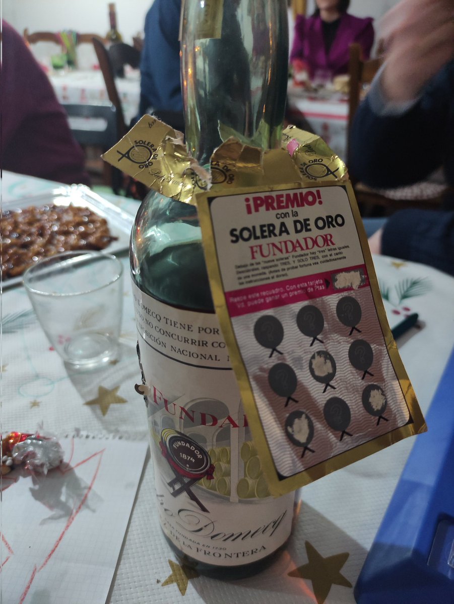 VctorMonzn's tweet photo. @BodegasFundador, mi padre esperando desde 1974 para empezar la botella y hacer el rasca y gana. Nos ha salido lo mismo en las 3 casillas. Que tenemos que hacer para el premio? https://t.co/kTCnGgcNJk