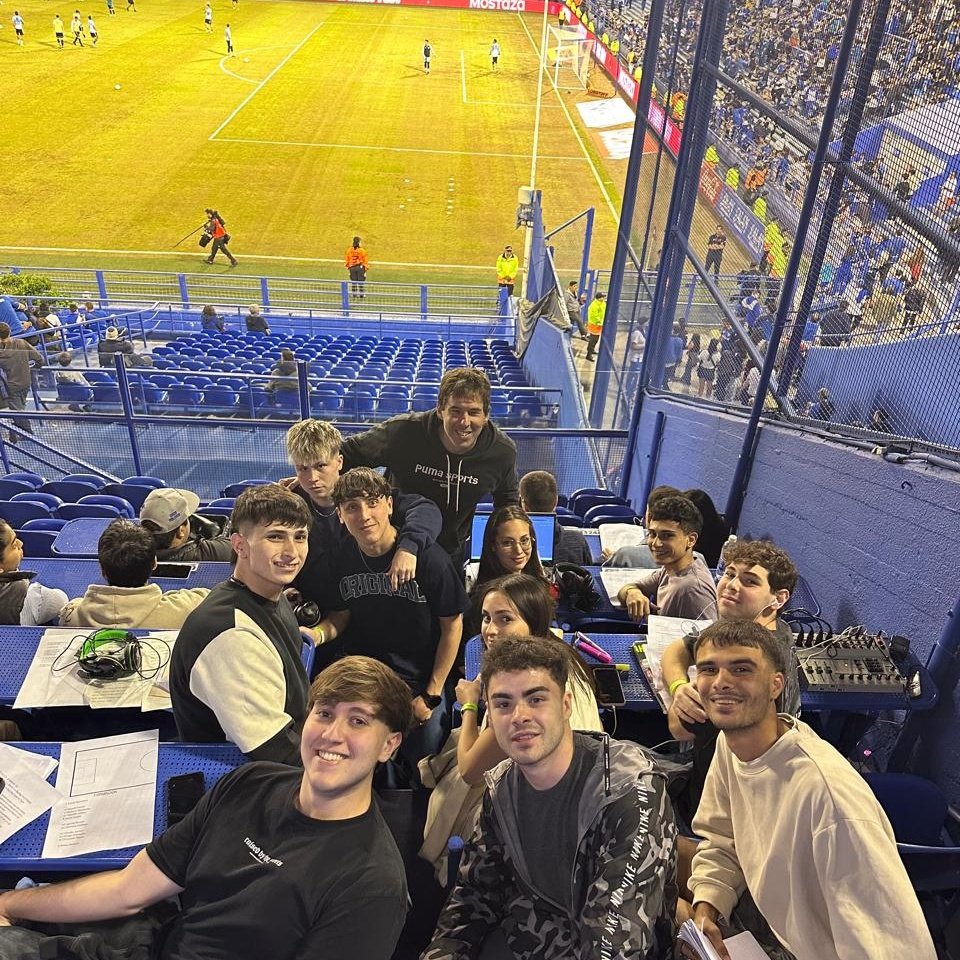 javitabares's tweet photo. Gracias @Velez por incluirnos en su recorrido hacia el título de la @LigaAFA, relatando y comentando el triunfo ante @Belgrano

👏 @Zoebonillo @montsebrizuela Andrea Matera https://t.co/PKLIE1X6Oa