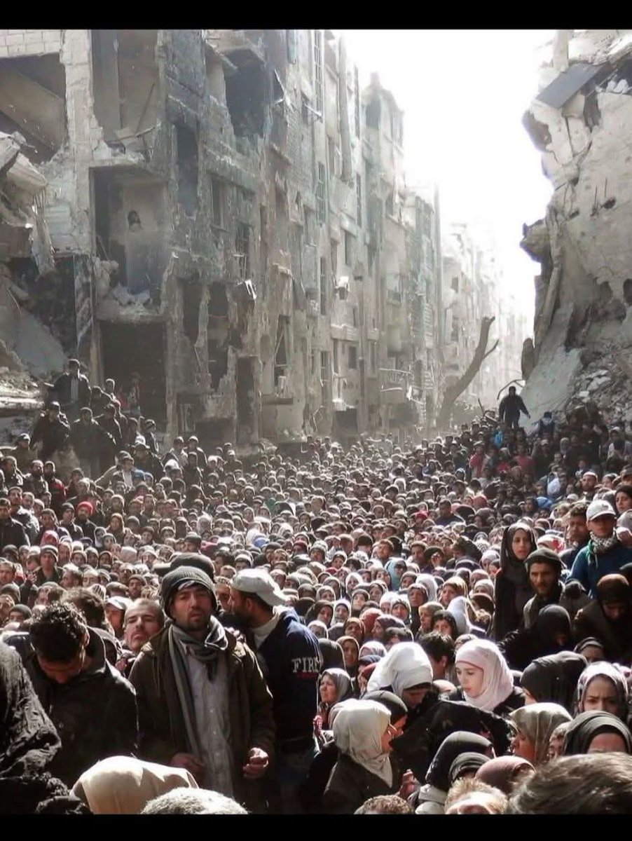 انها ليست غزة 🚨🚨🚨🚨
انهم محاصرين من قبل جيش التحرير الفلسطيني ولواء القدس الفلسطيني 
وحزب الله والنظام الهارب 
امه لااله الا الله اجتمعت عليهم 

هذه الصورة لمخيم اليرموك عام 2015
التقط هذه الصورة #نيراز_سعيد  وقد توفي في سجون النضام الفاسد اثر التعذيب