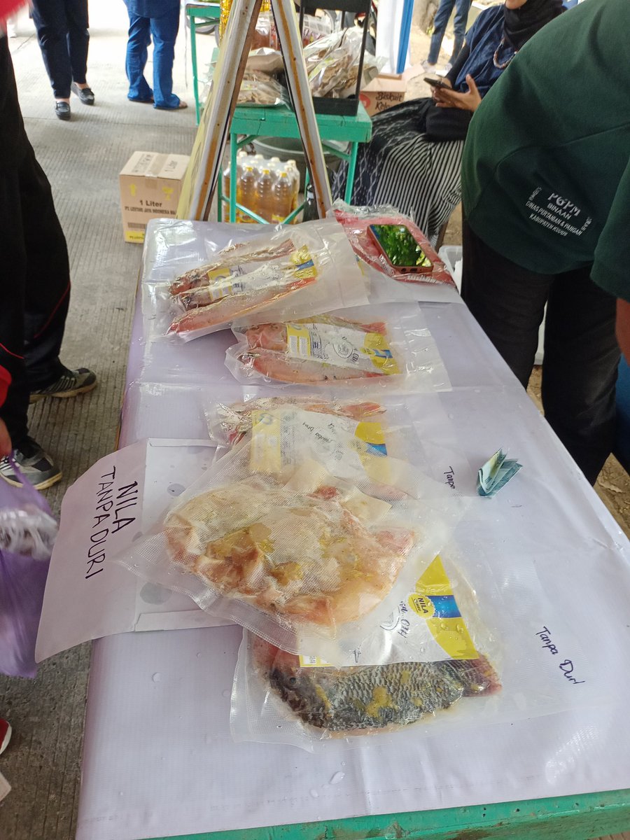 n_dyera's tweet photo. Jum'at (08/11/2024), NovieDI_Luhkan Kudus di DispertanPangan Kudus, Fasilitasi GPM Pemasaran Lele produksi lele Pk. Tohar 30kg harga 26rb/kg, nila bumbu TSA Farm 35rb/pack 600gr #GiatLuhkanSatminkalTegal #luhlapor @bppsdm_kp @PKBLU_bp3tegal @bppsdm_puslatkp https://t.co/16QM7HsAkv