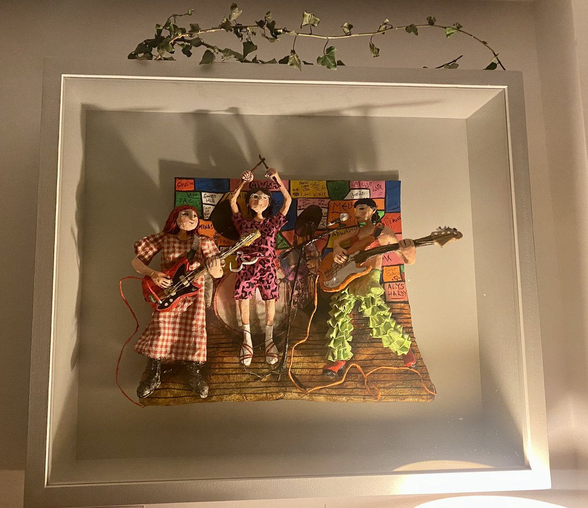 Nadolig Llawen <a href="/LunedRhysParri/">Luned Rhys Parri</a> <a href="/adwaithmusic/">Adwaith</a> 🎄