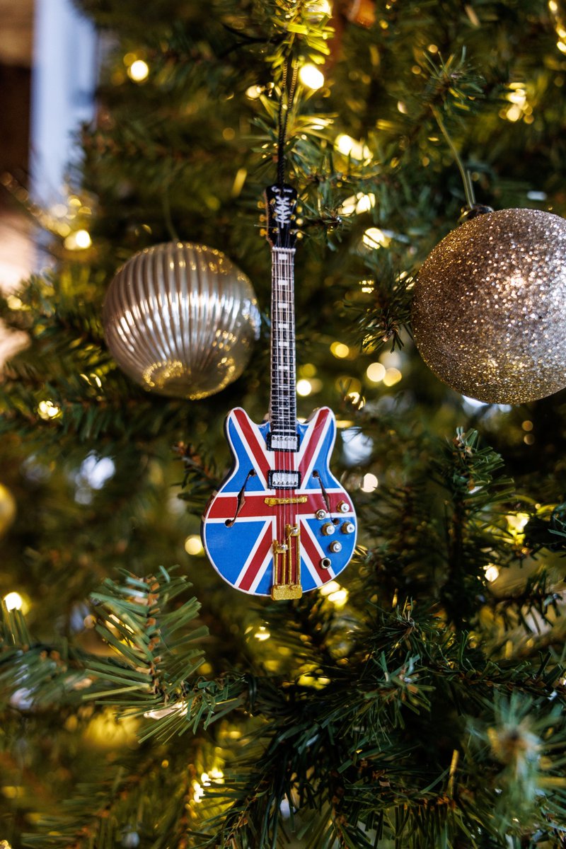 🎄🎸 Merry Christmas 🎸🎄

ツリーに飾りたいのはどのギター？🎁

#gibson #gibson130 #ギブソン #マイギブソン #クリスマス