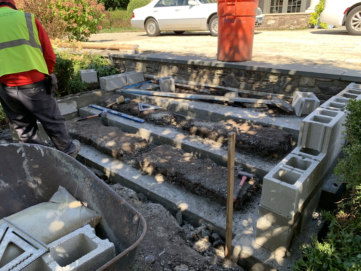 poulslandscape's tweet image. Design Feature Spotlight 🌿✨
Natural stone risers + soft turf = timeless steps with texture and beauty. A seamless blend of durability and greenery for outdoor elegance.

#PoulsLandscaping #StoneSteps #LandscapeDesign