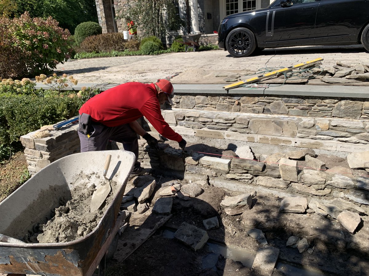 poulslandscape's tweet image. Design Feature Spotlight 🌿✨
Natural stone risers + soft turf = timeless steps with texture and beauty. A seamless blend of durability and greenery for outdoor elegance.

#PoulsLandscaping #StoneSteps #LandscapeDesign