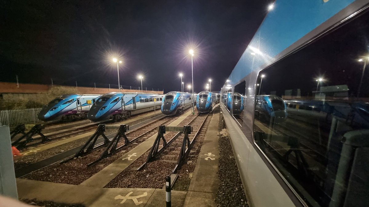Gryphonax's tweet photo. ...and that's a wrap at Heaton Depot. Been on the @TPExpressTrains side of the depot tonight, and they have been cleaned and tucked up for Xmas.

Merry Xmas and an Happy New Year! https://t.co/Cbi1RzL8w6