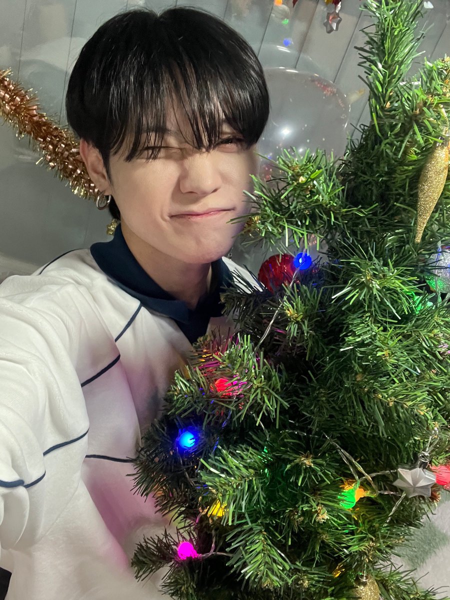 LEVEL_115's tweet photo. 작년에 이어 올해 크리스마스도 귀여운 셀카를🎄💗 https://t.co/iI5PyG8FJM