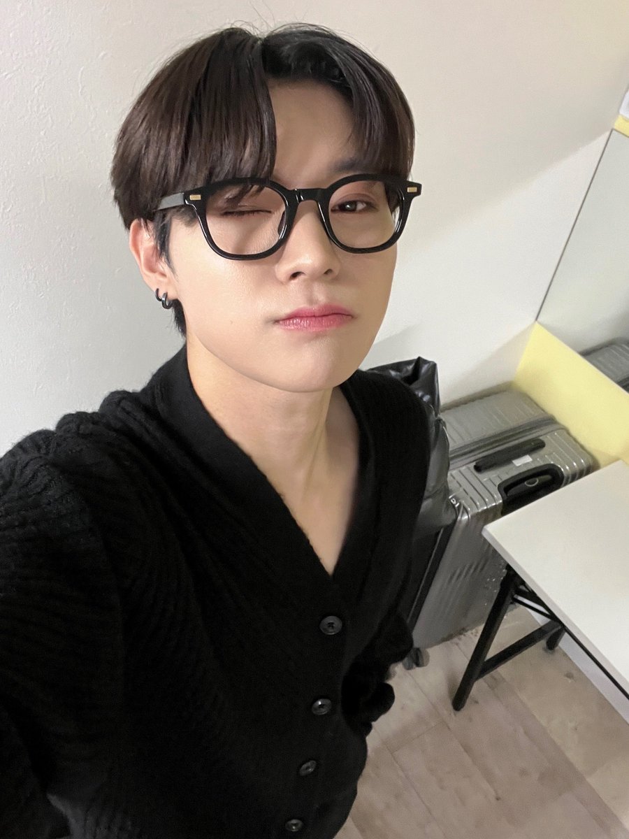 LEVEL_115's tweet photo. 작년에 이어 올해 크리스마스도 귀여운 셀카를🎄💗 https://t.co/iI5PyG8FJM