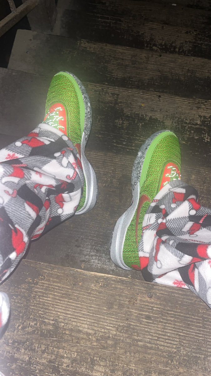 ThatBoy2Good's tweet photo. @snkr_twitr Stocking Stuffer LeBron XX https://t.co/5NPHVcxtQE