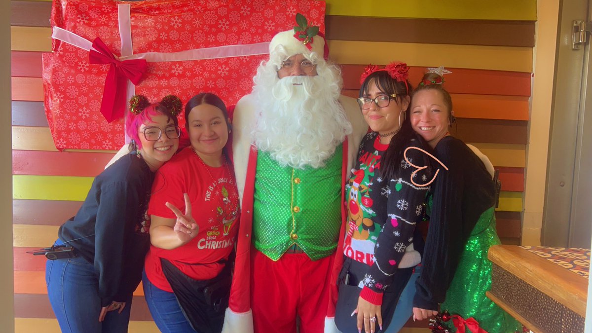 MissLady_LA's tweet photo. Merry Christmas from the servers here at chilis powers store 0685 #chilislove #mountainregion #teampowers @clmassey11 @Cryforredwolf @Chilis https://t.co/GogX2f5fmj
