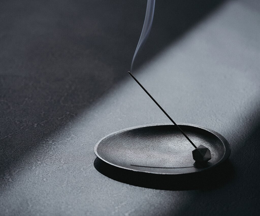 NagaePlus's tweet photo. Abalone shell black incense set発売のご案内
伝統的な黒色着色が施されたブラックカラーのインセンスセット「Abalone shell black incense set」を発売。
https://t.co/UrS4t8CtMF https://t.co/CtiuFMPXMU