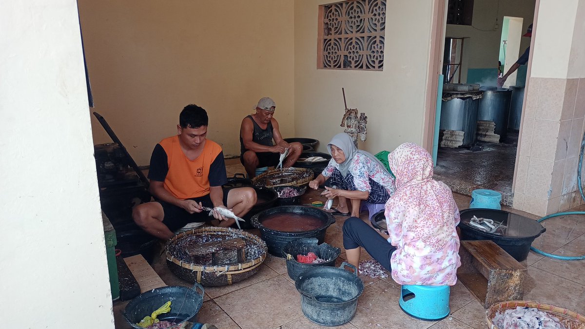 n_dyera's tweet photo. Senin (04/11/2024), NovieDI_Luhkan Kudus di Loram Kulon Jati Produksi Bandeng Presto Sari Rasa Pak Kumis 200kg tiap 3hari sekali kisaran harga 18rb, 20rb sd 25rb/ekor #luhlapor #GiatLuhkanSatminkalTegal @bppsdm_kp @bppsdm_puslatkp @PKBLU_bp3tegal https://t.co/ecx291SUiq
