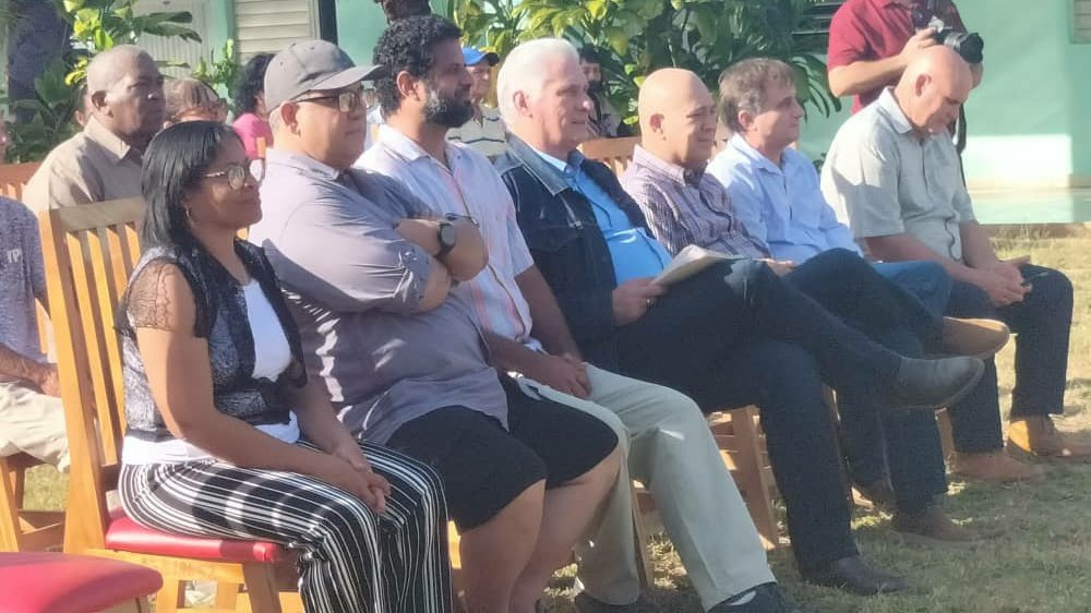ViltresMario's tweet photo. Junto a @DiazCanelB disfrutamos del talento del Conjunto Artístico Comunitario Korimakao,en la Ciénaga de Zapata. Desde su fundación, el 13/8/1992 por el Comandante Faustino Pérez y el legendario Manuel Porto, este proyecto impulsa el desarrollo cultural de la zona #SentiPinero https://t.co/qOwgFRtsMg