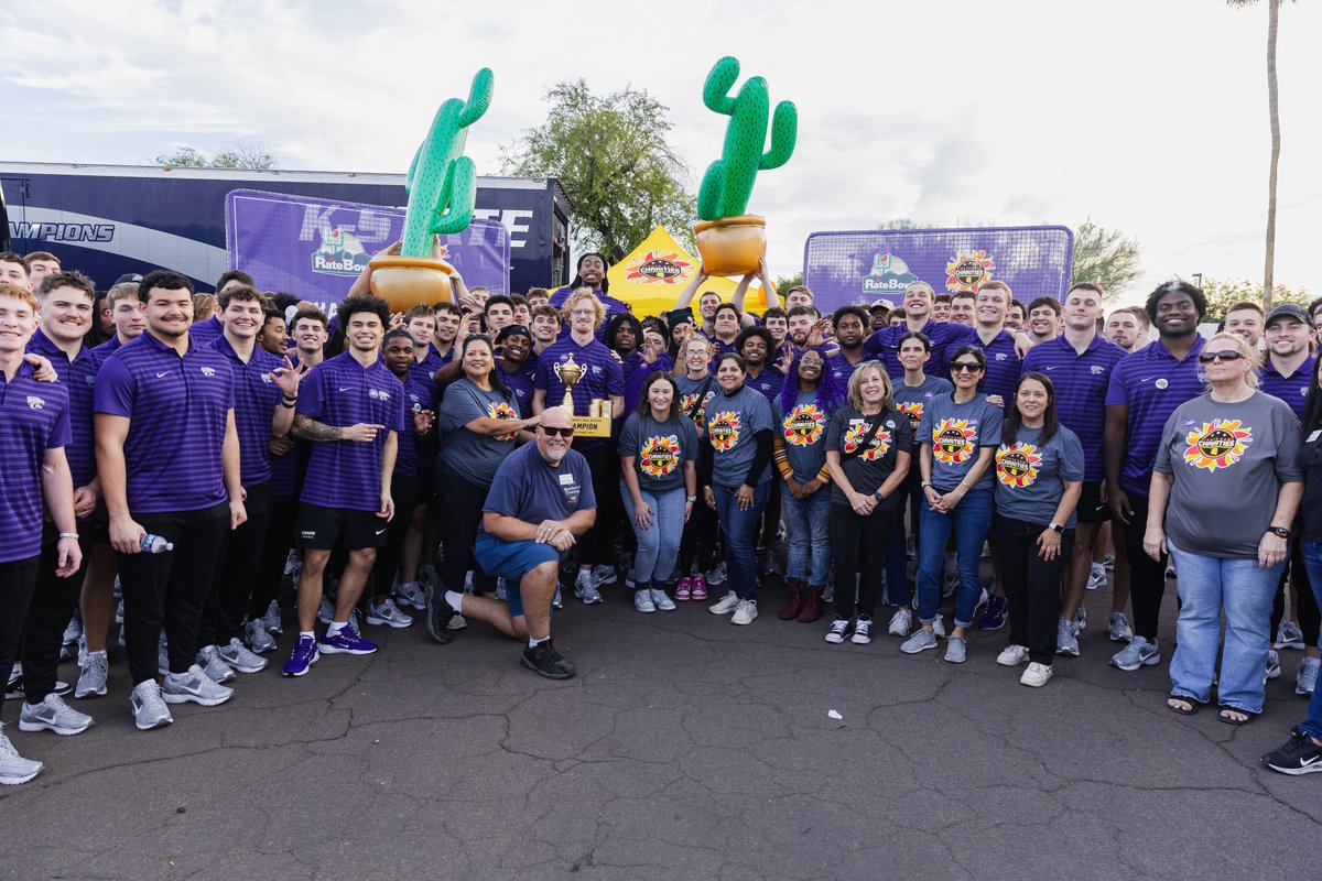 K-State Football (@kstatefb) on Twitter photo Partnered with local teachers to pack 1,200 bags for <a href="/MatthewsCrossng/">Matthew's Crossing</a> Bank Meals to Grow program for students from Title 1 Schools 🤝
These meals will be distributed to students providing hunger relief to youth in need for the weekend. Partnered with local teachers to pack 1,200 bags for <a href="/MatthewsCrossng/">Matthew's Crossing</a> Bank Meals to Grow program for students from Title 1 Schools 🤝
These meals will be distributed to students providing hunger relief to youth in need for the weekend.