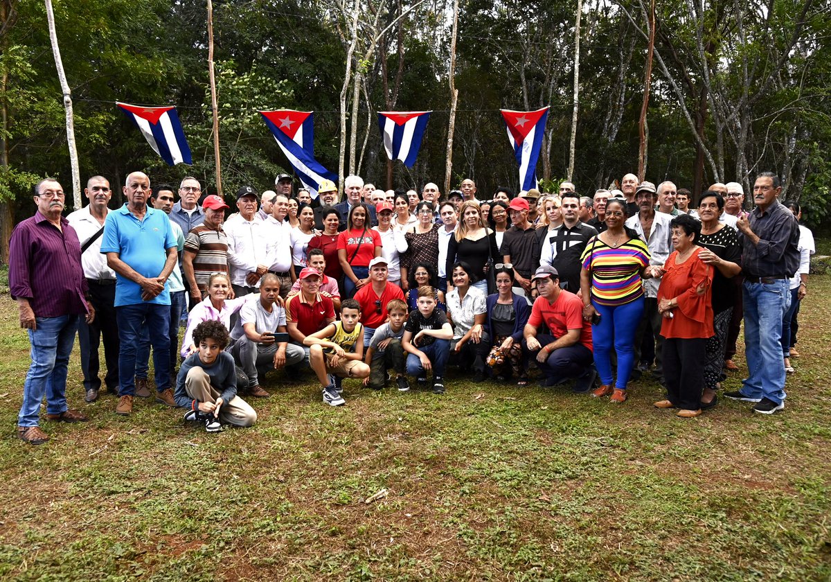 🇨🇺| Estar con ustedes hoy nos da una energía tremenda para seguir luchando por la Patria, por la Revolución y por el Socialismo. 

Así dijo el presidente <a href="/DiazCanelB/">Miguel Díaz-Canel Bermúdez</a> a varios de los cenagueros que estuvieron, de niños, en la histórica cena del 24/12/1959, junto a #Fidel.