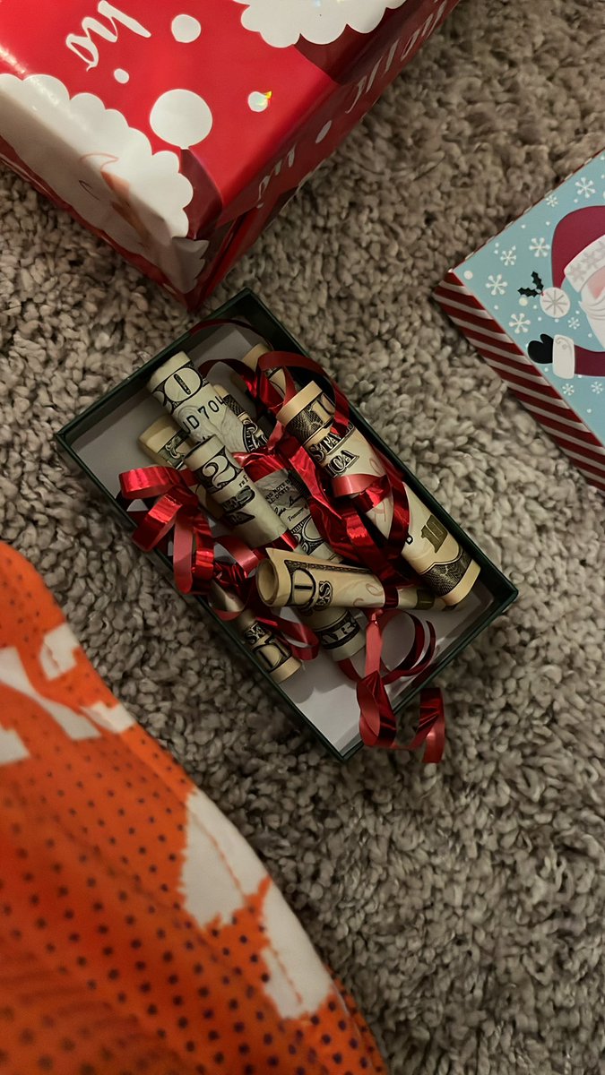 AlanSmitty2's tweet image. Opened up gift from grandma, glad she already pre rolled them for me😀