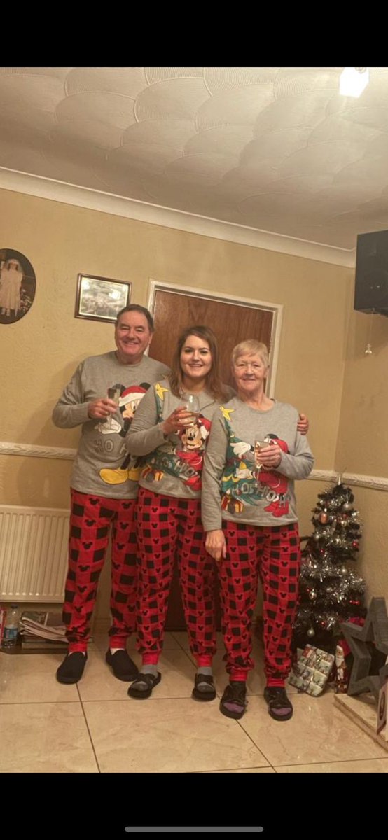 ❤️🎄 Merry Christmas Daddy Paddy 

I wish we could turn back time and dance together like last Christmas Eve. 

I’m so incredible lucky to have you as my father, and spend every Christmas with you. 

Feliz Navidad❤️

#merrychristmas 
#mydaddymyangel