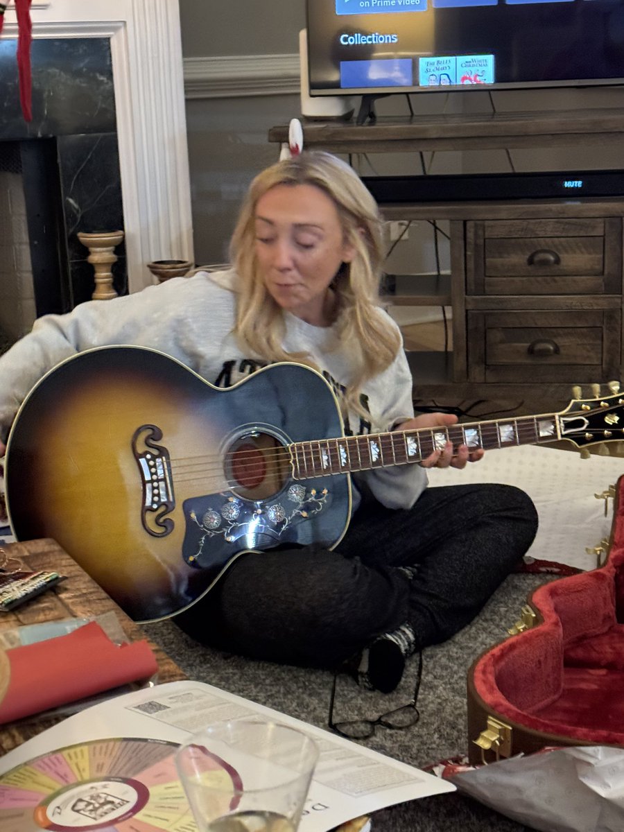 ATLjeannine's tweet image. Santa brought the songwriter her dream guitar. A @gibsonguitar JS200. She has wanted one since she started writing at 11 y/o. Look out #2025! 
#songwriter @SpiritMusicNash 
#TearsofJoy