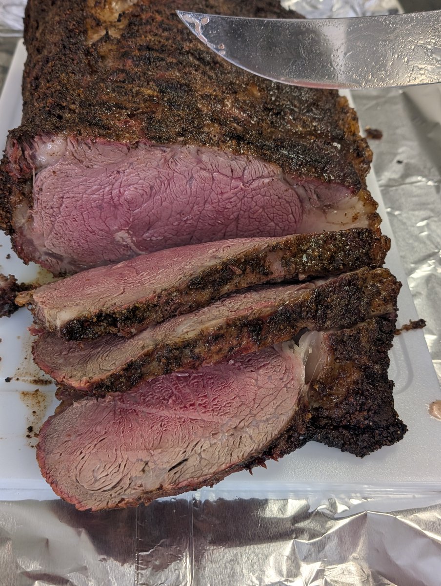 MAKGrills's tweet photo. UPDATE:
Pulled at 125internal. It took 3.5hrs @ 250 and 1.5hrs @ 375. I cut the ribs off the roast 1.5hrs before lunch and seasoned both before putting them back on the smoker. Both came out delicious. https://t.co/ZJmoXjU5Sy