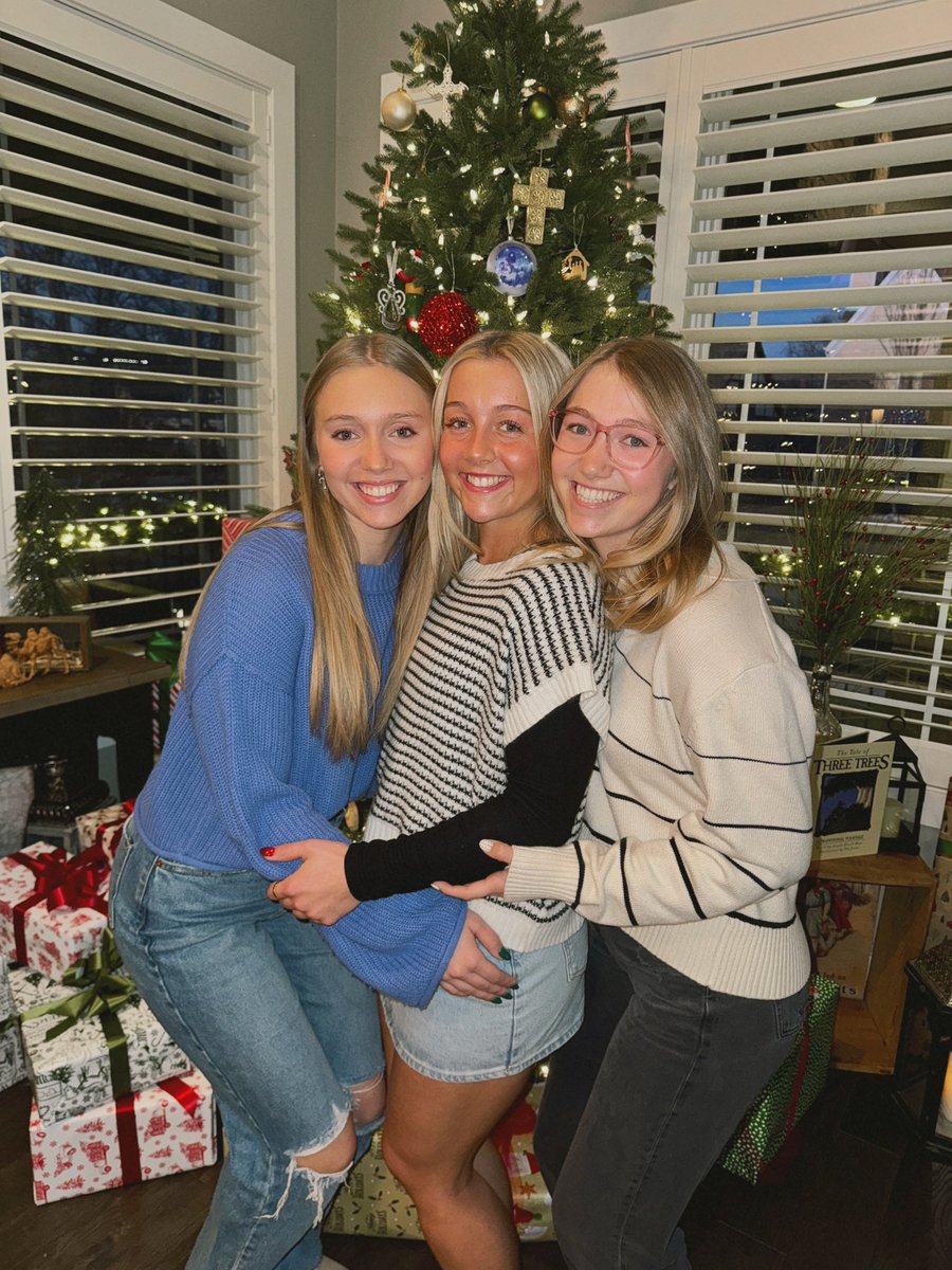 leimbach_stacy's tweet photo. Merry Christmas! 🎄 ❤️💚 https://t.co/Neo5I6dF59
