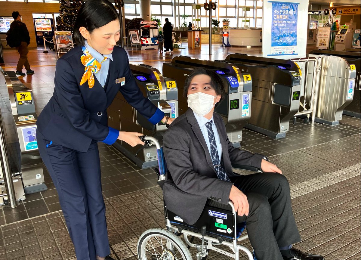 OsakaMonorailPR's tweet photo. 2024年11月、全ての駅係員がサービス介助士の資格を取得いたしました！
https://t.co/3cecIsbQqG

大阪モノレールでは、今後もさらなるサービス向上に取り組んでまいります。
#大阪モノレール　#駅係員
#サービス介助士
#目印は四つ葉のピンバッジ https://t.co/v431sEVOxc
