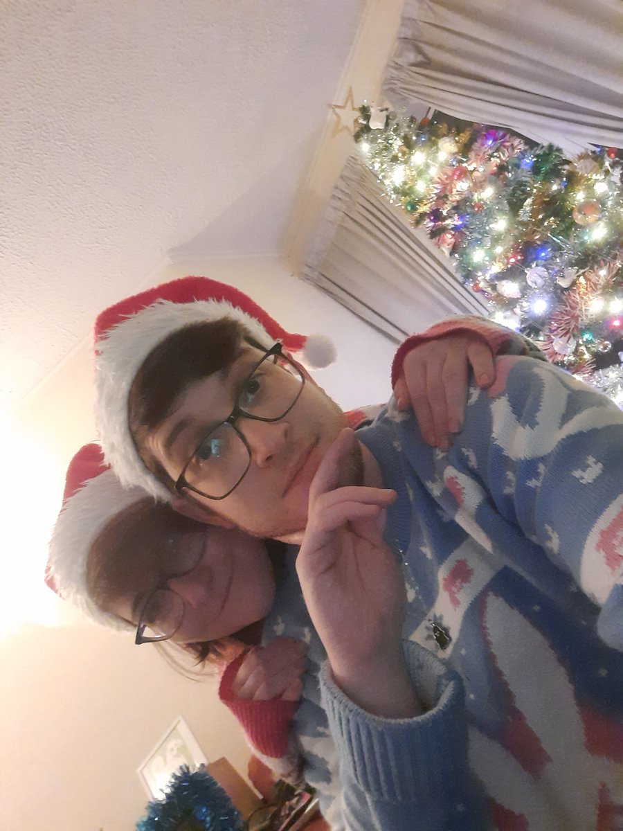 MeteoricMitch's tweet photo. Merry Christmas from me and @GlitchedFawn !
🎄⛄ https://t.co/FDX9eIes2U